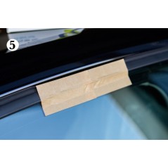 étape cinq application ruban lève-joint de protection pour portière et vitre auto.
