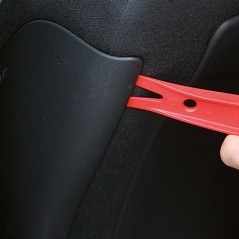 Démonter cache de siège, airbag avec spatules de démontage.