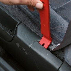 Démonter cache ceinture ou montant central avec spatules de démontage.