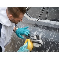 Utilisation du shampooing tout en un pour nettoyer l'extérieur d'un véhicule.
